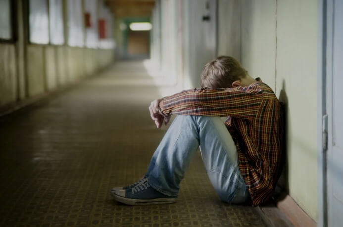 парень сидит на полу